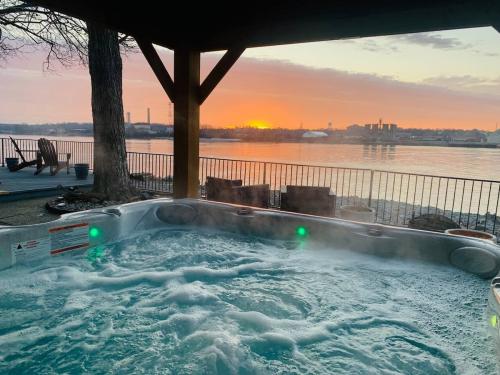 Bourbon-Riverfront-by-Charming-Vacatiion-homes-29