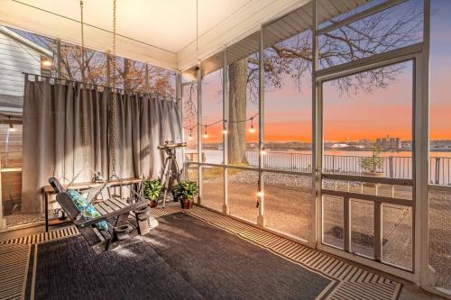 Bourbon-Riverfront-by-Charming-Vacatiion-homes-38