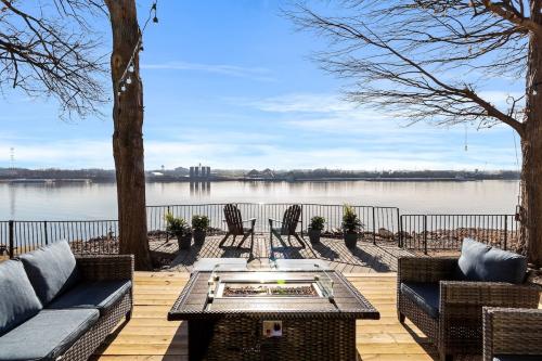 Bourbon-Riverfront-by-Charming-Vacatiion-homes-44