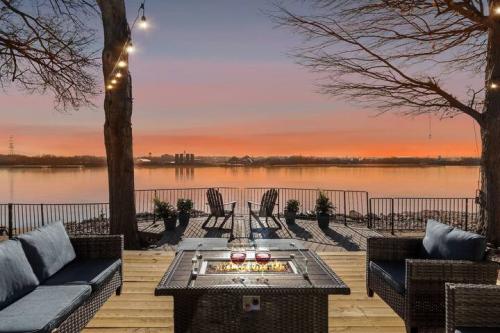 Bourbon-Riverfront-by-Charming-Vacatiion-homes-45