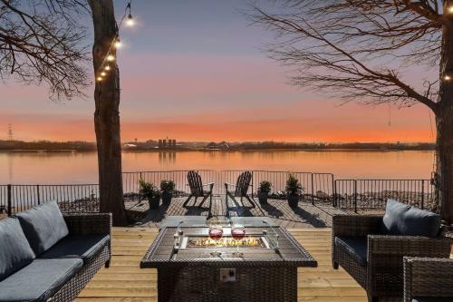 Bourbon-Riverfront-by-Charming-Vacatiion-homes-47