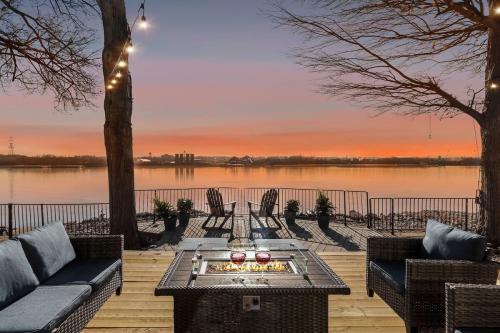 Bourbon-Riverfront-by-Charming-Vacatiion-homes-48