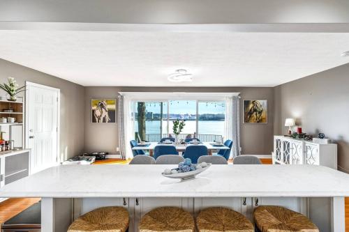 Bourbon-Riverfront-by-Charming-Vacatiion-homes-53