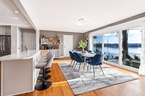 Bourbon-Riverfront-by-Charming-Vacatiion-homes-6